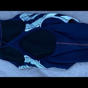 TYR Women’s Swimsuit | Size 28 |